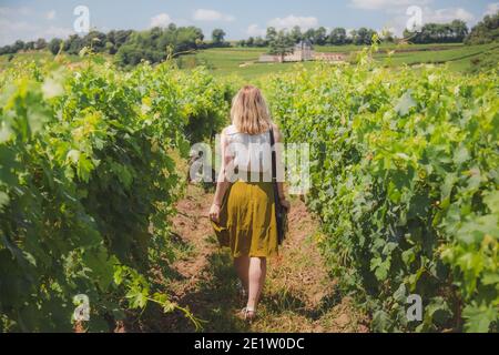 Eine junge Frau erkundet die Weinberge von Saint-Emilion in der französischen Region Bordeaux. Stockfoto