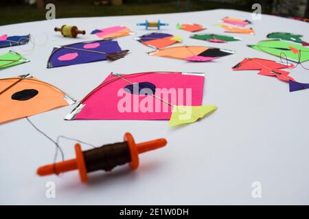 Kleine Zwergdrachen mit kleiner Spule von Fadenrollen, Patang mit Firki manjha für dieses uttarayan makar sankranti specil indian Festival of Kite flyi Stockfoto