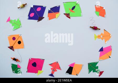 Kleine Zwergdrachen mit kleiner Spule von Fadenrollen, Patang mit Firki manjha für dieses uttarayan makar sankranti specil indian Festival of Kite flyi Stockfoto