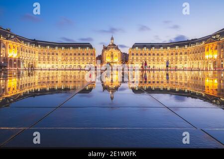 Abendansicht des Place de la Bourse mit dem reflektierenden Miroir d'Eau in Bordeaux, Frankreich Stockfoto