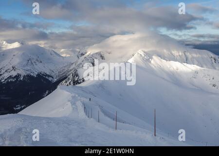 Weg in Richtung Kopa Kondracka Gipfel von Kasprowy Wierch, Tatry Berge, Polen Stockfoto