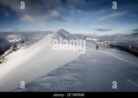 Winterwandern, Wanderweg Richtung Kopa Kondracka Gipfel von Kasprowy Wierch, Tatry Berge, Polen Stockfoto