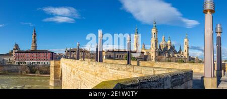 Saragossa - die Brücke Puente de Piedra und Basilika del Pilar mit dem Ufer des Ebro im Morgenlicht. Stockfoto