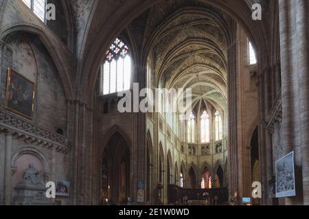 Bordeaux, Frankreich - Juli 22: Das Innere der Kathedrale von Bordeaux, der römisch-katholischen Kirche, die der Sitz des Erzbischofs von Bordeaux ist Stockfoto