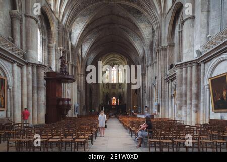 Bordeaux, Frankreich - Juli 22: Das Innere der Kathedrale von Bordeaux, der römisch-katholischen Kirche, die der Sitz des Erzbischofs von Bordeaux ist Stockfoto