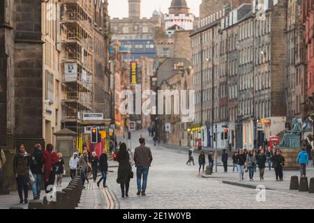 Edinburgh, Schottland - 5. Mai 2016: Touristen genießen einen abendlichen Spaziergang entlang der historischen Royal Mile in Edinburgh, Schottland Stockfoto