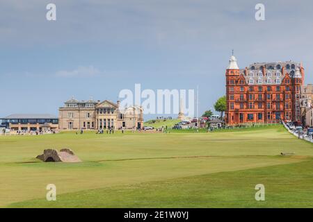 St Andrews, Schottland - Mai 30 2016: Blick auf die SIlcan Bridge am 18. Loch des historischen Old Course in St. Andrews Links in Fife, Schottland Stockfoto
