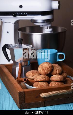 Hausgemachte Kuchen - köstliche und leckere cinnamon Cookies mit Tasse Kaffee Stockfoto