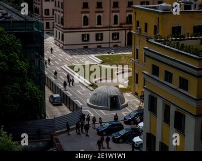 Blick vom Uhrturm des Eingangs zum Bunk'Art Museum. Tirana, Albanien. Bunker aus der kommunistischen Ära, die von Diktator Enver Hoxha während des Kalten Krieges gebaut wurden Stockfoto