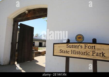 14. März 2017, Sacramento, Kalifornien, USA: Schild am Eingang zum Historic State Park. Sutter's Fort war eine Landwirtschafts- und Handelskolonie aus dem 19. Jahrhundert in der mexikanischen Provinz Alta California. Die Stelle der Festung wurde im Jahr 1839 gegründet und ursprünglich als New Helvetia (Neue Schweiz) von seinem Baumeister John Sutter, obwohl der Bau der Festung eigentlichen würde nicht beginnen, bis 1841. Die Festung war die erste nicht-indigene Gemeinschaft im California Central Valley. Das Fort ist berühmt für seine Verbindung mit der Donner Party, der California Gold Rush, und die Bildung der Stadt Sacramento, sur Stockfoto