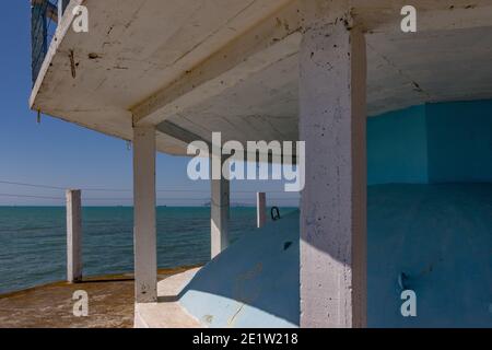 Blick auf die Adria aus einem umfunktionierten Bunker, Albanien. Die Bunker der kommunistischen Ära wurden von Diktator Enver Hoxha während des Kalten Krieges gebaut. Stockfoto