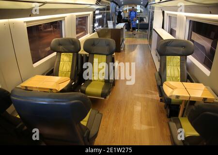 14. März 2017, Sacramento, Kalifornien, USA: Passagiersitze im Siemens Hochgeschwindigkeitszug Mock-up im Museum. Die Ausstellung „Fast Tracks“ des Museums führt die Besucher in das Cockpit eines aus Japan importierten Schnellzugsimulators der Serie E5 Shinkansen. Dort können sie mit den interaktiven Bedienelementen Platz nehmen und die Hochgeschwindigkeitsbahn hautnah erleben. Die California High-Speed Railway Authority, die Organisation, die für die Planung und den Bau des ersten Hochgeschwindigkeits-Eisenbahnsystems des Staates verantwortlich ist, hat gesagt: "Bis 2029 wird das System von San Francisco in die Los Angeles-Basis laufen Stockfoto