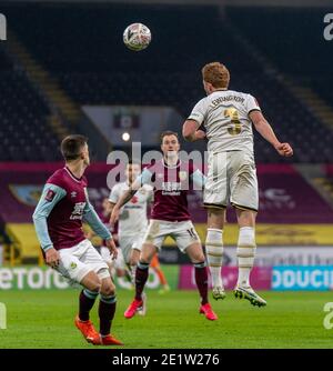 Turf Moor, Burnley, Lanchashire, Großbritannien. Januar 2021. Englisch FA Cup Football, Burnley gegen Milton Keynes Dons; Dean Lewington von MK Dons Köpfe klar Kredit: Action Plus Sports/Alamy Live News Stockfoto