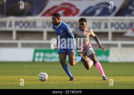 HARTLEPOOL, ENGLAND. JAM 9. Timi Odusina von Hartlepool United im Einsatz mit Moses Emmanuel von Wealdstone während des Vanarama National League-Spiels zwischen Hartlepool United und Wealdstone im Victoria Park, Hartlepool am Samstag, 9. Januar 2021. (Kredit: Mark Fletcher, Mi News) Kredit: MI Nachrichten & Sport /Alamy Live Nachrichten Stockfoto