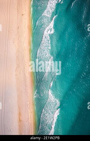 Draufsicht auf blaue Wellen, Ostsee, Polen, Luftaufnahme Stockfoto