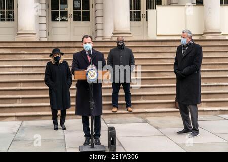 New York, NY - 9. Januar 2021: Der Kongressabgeordnete Tom Suozzi spricht während der Pressekonferenz der Kongressdelegation in New York, um die Amtsenthebung von Präsident Trump auf den Rathausprees zu fordern Stockfoto