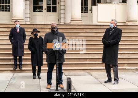 New York, NY - 9. Januar 2021: Kongressabgeordneter Jamaal Bowman spricht während der Pressekonferenz der Kongressdelegation in New York, um die Amtsenthebung von Präsident Trump auf den Rathauspreppen zu fordern Stockfoto