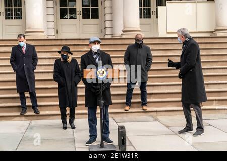 New York, NY - 9. Januar 2021: Der Kongressabgeordnete Hakeem Jeffries spricht während der Pressekonferenz der Kongressdelegation in New York, um die Amtsenthebung von Präsident Trump auf den Rathauspreppen zu fordern Stockfoto