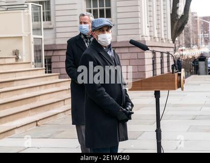 New York, NY - 9. Januar 2021: Der Kongressabgeordnete Hakeem Jeffries spricht während der Pressekonferenz der Kongressdelegation in New York, um die Amtsenthebung von Präsident Trump auf den Rathauspreppen zu fordern Stockfoto