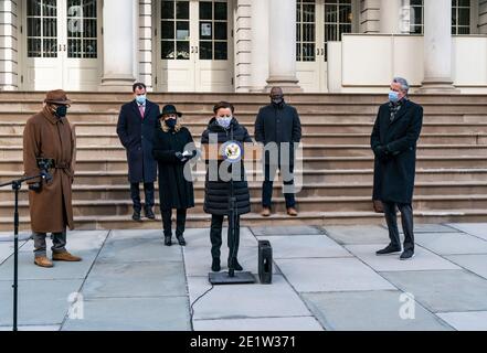 New York, NY - 9. Januar 2021: Die Kongressabgeordnete Nydia Velazquez spricht während der Pressekonferenz der Kongressdelegation in NYC, um die Amtsenthebung von Präsident Trump auf den Rathauspreppen zu fordern Stockfoto