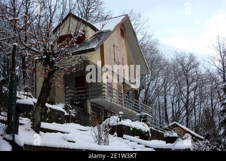 Einsame moderne Hütte im Berggipfel unter den Weißen Winterschnee in der toskana Stockfoto