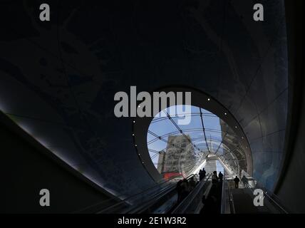 New York, Usa. Januar 2021. Pendler steigen aus und betreten den neuen Eingang zur New York Penn Station mit einem Blick auf das Empire State Building direkt gegenüber der neuen Moynihan Train Hall in New York City am Samstag, 9. Januar 2021. Moynihan Train Hall wurde am Silvesterabend 2020 eröffnet und erweitert die Penn Station in Midtown Manhattan. Das knapp 2 Milliarden Dollar teure Projekt transformierte das bestehende 100 Jahre alte Postamt James A. Farley Building und vergrößerte die bestehende Penn Station. Foto von John Angelillo/UPI Kredit: UPI/Alamy Live Nachrichten Stockfoto