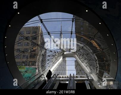 New York, Usa. Januar 2021. Pendler steigen aus und betreten den neuen Eingang zur New York Penn Station mit einem Blick auf das Empire State Building direkt gegenüber der neuen Moynihan Train Hall in New York City am Samstag, 9. Januar 2021. Moynihan Train Hall wurde am Silvesterabend 2020 eröffnet und erweitert die Penn Station in Midtown Manhattan. Das knapp 2 Milliarden Dollar teure Projekt transformierte das bestehende 100 Jahre alte Postamt James A. Farley Building und vergrößerte die bestehende Penn Station. Foto von John Angelillo/UPI Kredit: UPI/Alamy Live Nachrichten Stockfoto