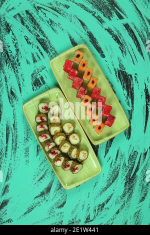 Verschiedene Sushi-Arten serviert, Nahaufnahme Stockfoto