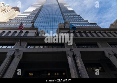 New York, Usa. Januar 2021. Ansicht des Hauptquartiers der Deutschen Bank New York an der Wall Street in New York am 9. Januar 2021. Die Deutsche Bank hat sich bereit erklärt, mehr als 130 Millionen US-Dollar zu zahlen, um die Ermittlungen der Bundesregierung zu Verstößen gegen das Foreign Corrupt Practices Act und eine separate Untersuchung eines Warenbetrugsschemas zu klären. Die Deutsche Bank wird wegen ihres Umgangs mit der Trump-Organisation noch immer vom Staat New York untersucht. (Foto von Lev Radin/Sipa USA) Quelle: SIPA USA/Alamy Live News Stockfoto