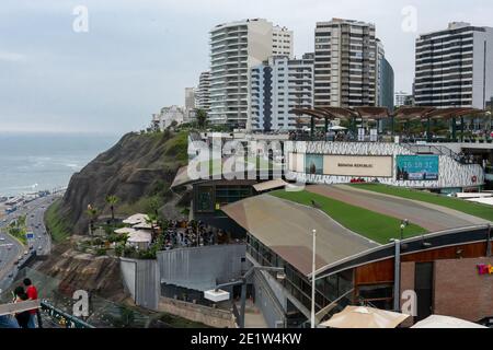 Larcomar ist ein Einkaufszentrum in einer Klippe am Meer in Miraflores, Peru gebaut und bietet einen Panoramablick auf den Pazifischen Ozean Stockfoto