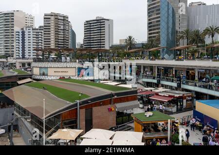 Larcomar ist ein Einkaufszentrum in einer Klippe am Meer in Miraflores, Peru gebaut und bietet einen Panoramablick auf den Pazifischen Ozean Stockfoto