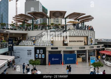 Larcomar ist ein Einkaufszentrum in einer Klippe am Meer in Miraflores, Peru gebaut und bietet einen Panoramablick auf den Pazifischen Ozean Stockfoto