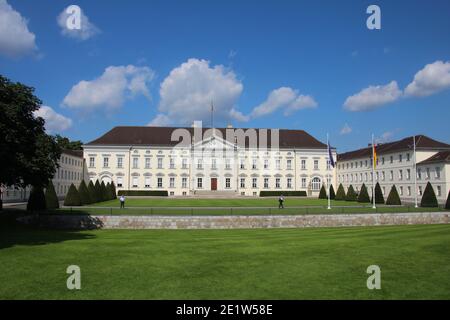 DEUTSCHLAND, BERLIN - 15. AUGUST 2013: Schloss Bellevue in Berlin ist die offizielle Residenz des Bundespräsidenten Stockfoto