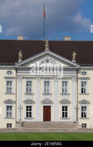 DEUTSCHLAND, BERLIN - 15. AUGUST 2013: Nahaufnahme des Schlosses Bellevue in Berlin. Stockfoto