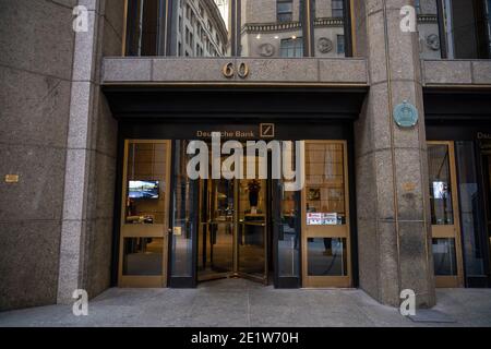 NEW YORK, NY – JANUAR 09: Ein Blick auf die Deutsche Bank AG New York Headquarters an der Wall Street am 9. Januar 2021 in New York City. Die Deutsche Bank AG hat sich bereit erklärt, mehr als 130 Millionen US-Dollar für die Beilegung von Straf- und Zivilklagen zu zahlen, was die Untersuchung der Bundesregierung zur Bestechung ausländischer Amtsträger und die Manipulation des Marktes für Edelmetalle-Futures durch eine als Spoofing bekannte Handelstaktik zur Folge hatte. Die Deutsche Bank AG wird wegen ihres Umgangs mit der Trump-Organisation noch immer vom Staat New York untersucht. Stockfoto