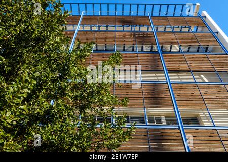 Modernes Gebäude mit Holzbrettern an der Fassade zum Schutz vor der Sonne und einer nachhaltigen Konstruktion. Stockfoto