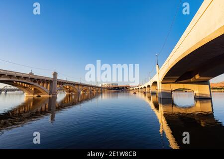 Blick auf den Sonnenuntergang auf die Tempe Town Lake Rural Road Bridge in Tempe, Arizona Stockfoto