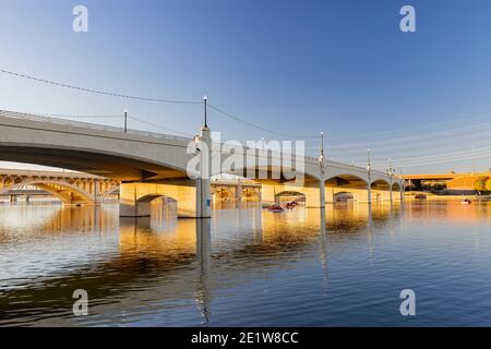 Blick auf den Sonnenuntergang auf die Tempe Town Lake Rural Road Bridge in Tempe, Arizona Stockfoto
