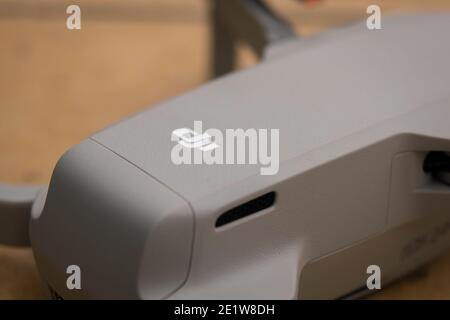 San Antonio, Texas - 9. Januar 2021: DJI-Logo auf der Mini 2 Drohne Stockfoto