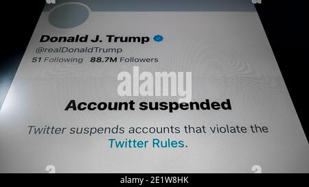 London, Großbritannien. Januar 2021. Donald Trump Twitter Ban. Am 8. Januar 2021 um 23:21 Uhr kündigte Twitter an, Donald Trump aufgrund der Androhung weiterer Gewaltstachelung dauerhaft ausgesetzt zu haben. Die Aussetzung führte dazu, dass Trump über 88 Millionen Anhänger verlor. Twitter's Entscheidung kam, nachdem sein Konto für 12-Stunden-Intervalle zweimal gesperrt worden war und nachdem er drei seiner Tweets entfernt hatte, um ihre Rolle bei der Anstiftung zu Gewalt während des Sturms des US-Kapitols zu übernehmen. Kredit: Guy Corbishley/Alamy Live Nachrichten Stockfoto