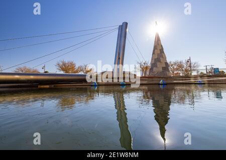 Sonniger Blick auf die Soleri Bridge in der Altstadt von Scottsdale in Phoneix, Arizona Stockfoto