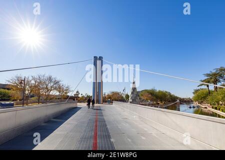 Sonniger Blick auf die Soleri Bridge in der Altstadt von Scottsdale in Phoneix, Arizona Stockfoto