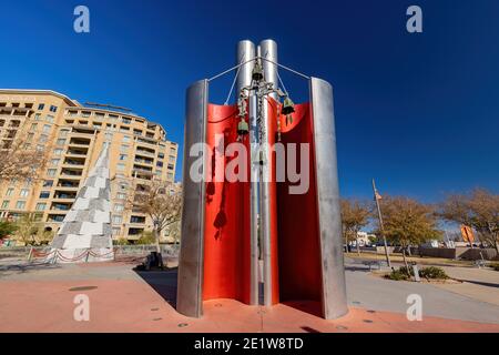 Sonniger Blick auf die Soleri Bridge in der Altstadt von Scottsdale in Phoneix, Arizona Stockfoto