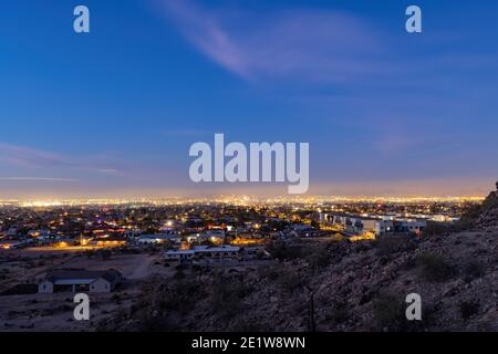 Dämmerung Blick von einigen Stadtbild vom Südberg bei Phoneix, Arizona Stockfoto