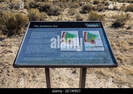 Eigenartiges Schild, das die wissenschaftliche Bedeutung der Dinosaurier-Tracksite Red Gulch auf BLM-Land bei Greybull und Shell, Wyoming, USA, erklärt Stockfoto