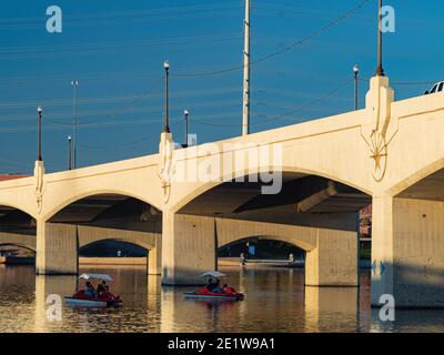 Blick auf den Sonnenuntergang auf die Tempe Town Lake Rural Road Bridge in Tempe, Arizona Stockfoto