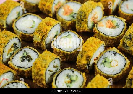 Verschiedene Sushi-Arten serviert, Nahaufnahme Stockfoto
