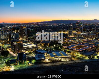 Blick auf das Stadtbild von Tempe und das Rathaus Von EINEM Berg in Arizona Stockfoto