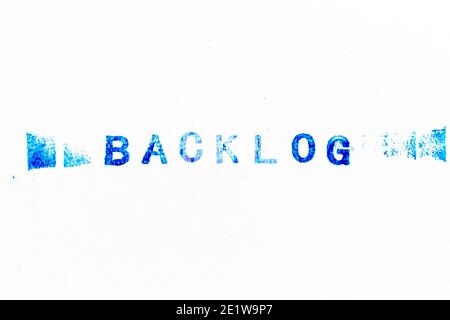 Blaue Farbe Tinte von Gummistempel in Wort Rückstand auf Hintergrund des Whitepapers Stockfoto