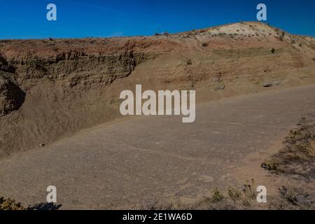 Ballsaal und 'Tanzschritte' von mehreren Dinosaurier Fußabdrücke auf Red Gulch Dinosaur Tracksite auf BLM Land in der Nähe von Graybull und Shell, Wyoming, USA Stockfoto